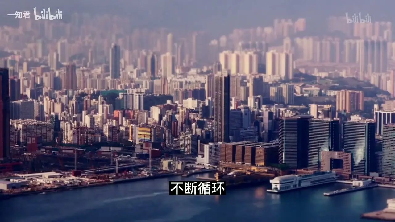 视频画面：城市天际线，字幕“不断循环”——陷入峰终定律的内耗循环