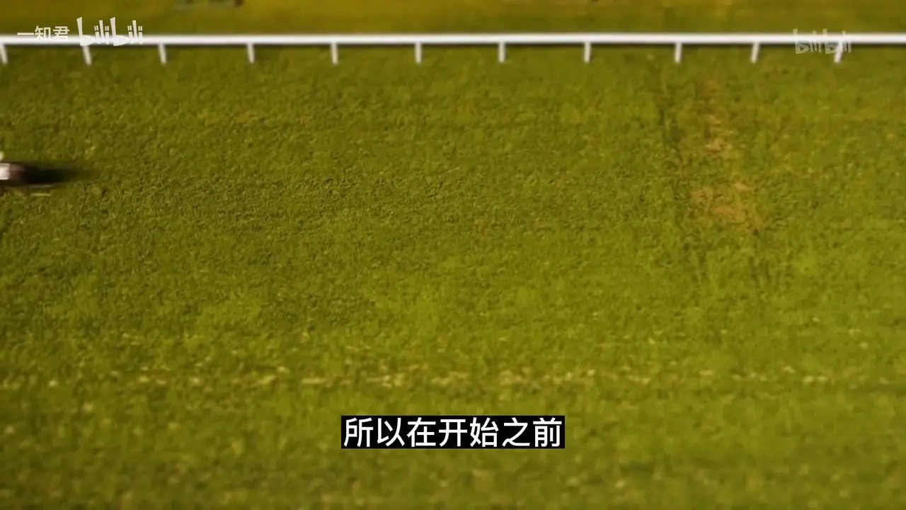 视频画面：草地与跑道，字幕“所以在开始之前”——双系统测试环节